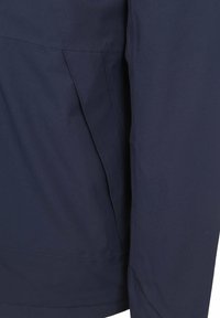 Navy blauwe windjack met een gladde textuur, voorzien van een zijzak en rechte naden voor een gestroomlijnd ontwerp.