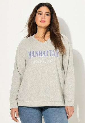Felpa grigia a maniche lunghe con scollatura a V, con la scritta "MANHATTAN" in lettere viola e "sweetheart" in corsivo bianco. Tessuto morbido.