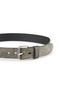 Grijze leren riem met een gladde textuur en subtiele nerf, voorzien van een zilveren metalen gesp en een donkerleren accent met branding.
