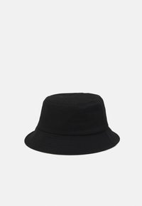 Gorra de cubo negra hecha de tela suave, con una corona redondeada, ala ancha y flexible, y sin patrones visibles ni detalles de hardware.