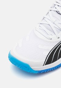 Puma ACCELERATE TURBO - Chaussures de handball - white/bluemazing