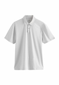 Polo blanca hecha de una tela suave, con cuello, tapeta de dos botones, mangas cortas y un pequeño logo bordado en el pecho.