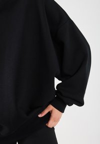 YOURTURN OVERSIZE BASIC CREWNECK UNISEX - Felpa - true black