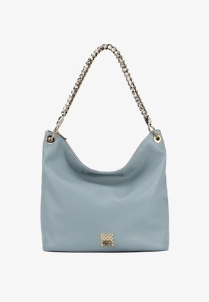 Borsa a tracolla in pelle blu chiaro con una forma morbida, manico a catena in tonalità oro e finitura testurizzata. Presenta un motivo logo metallico sulla parte anteriore.
