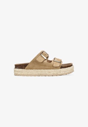Sandalia tipo slide de doble tira en ante beige con hebillas plateadas, suela de plataforma espadril de yute gruesa y plantilla de corcho.