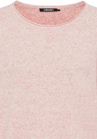 Hellrosa Strickpullover mit rundem Ausschnitt, der eine subtile gesprenkelte Textur aufweist. Das Etikett am Hals trägt die Aufschrift "olsen".