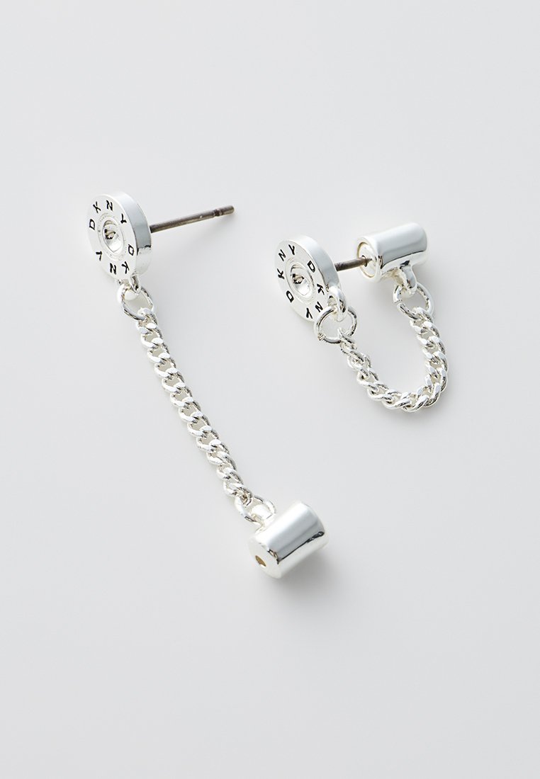 Srebrne kolczyki z okrągłym wkrętem z wygrawerowanymi literami oraz detalem w postaci ogniwa łańcuszka. Gładka struktura z wypolerowanym wykończeniem.