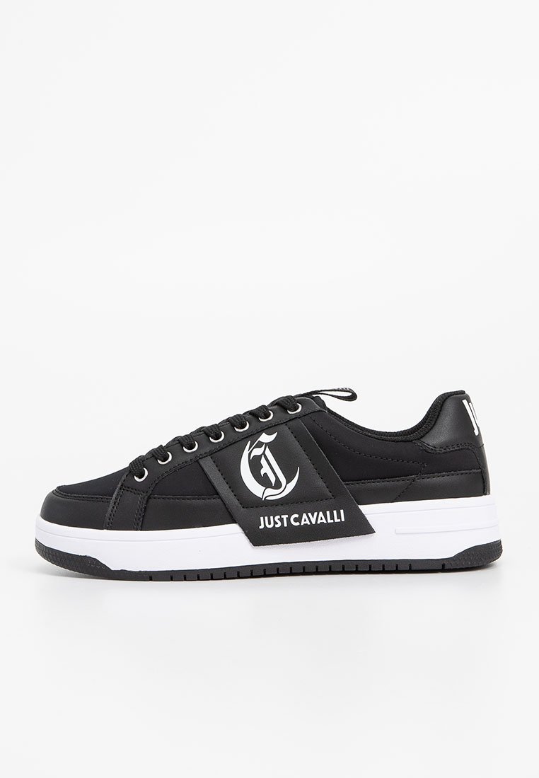 Czarne syntetyczne sneakersy z białym logo, płaskimi sznurowadłami i gumową podeszwą. Design zawiera wyraźną naszywkę logo po boku.