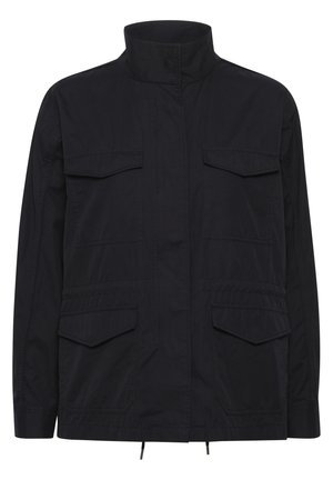 Zwarte lichtgewicht jas met opstaande kraag, ritssluiting aan de voorkant bedekt door een klep, en vier klepzakken, twee op de borst en twee bij de taille.