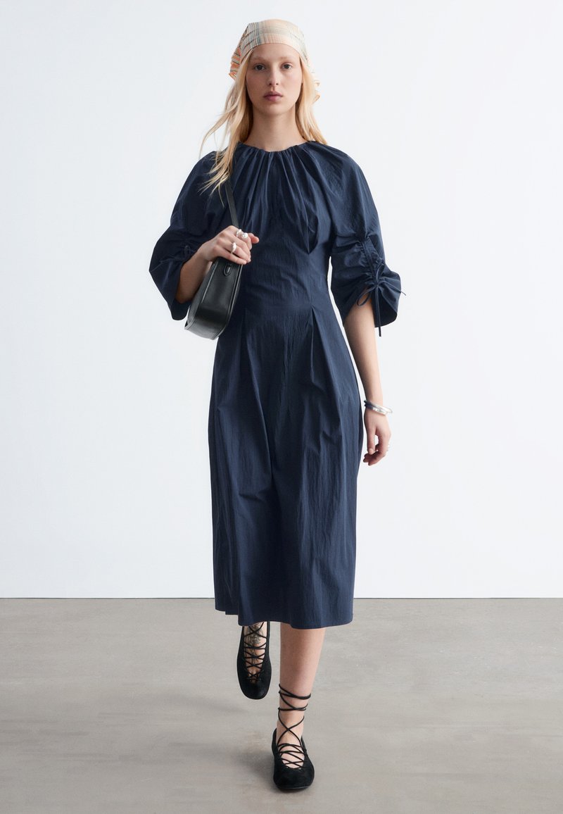 midi dress donkerblauw Navy Blue Pleated One-Shoulder Midi Dress | Womens | Large | 100% Polyester | Lulus