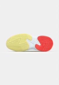 Zool van een sportschoen met gele voorste profiel en rood hielprofiel, met zigzagpatroon en wit middenzoolgedeelte.