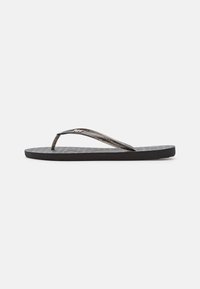 Schwarze Flip-Flops mit dünnem, glitzerndem Riemen, strukturiertem Fußbett und flacher, einfarbiger schwarzer Außensohle. Leichtes Design für den Freizeitgebrauch.