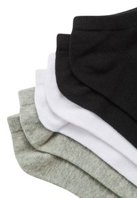 Pięć par skarpetek: czarne, białe i w dwóch odcieniach szarości. Materiał to dzianina prążkowana. Każda z nich ma miękki, elastyczny mankiet dla wygody.