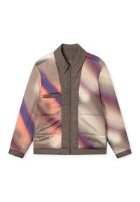 Padded bunda s hnedým golierom a prednou časťou, so psychedelickým abstraktným vzorom ružových, fialových a béžových vírov na rukávoch.