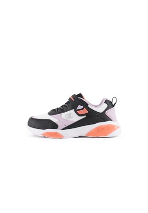 Zapatilla deportiva en negro, blanco y rosa con un diseño robusto, parte superior de malla y correa ajustable. Presenta acentos naranjas en la suela.