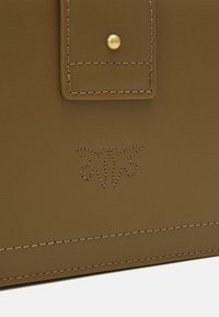 Pinko LOVE ONE MINI VITELLO SETA - Torba čez telo - piantagione/antique gold-coloured