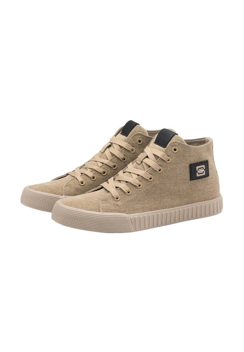 Zapatillas altas de lona texturizada, con cordones beige, un acento en navy en contraste y una suela de goma estriada.
