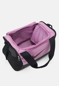 Nike Performance XS DUFFLE 25L UNISEX - Saco de desporto - orchid/black/(dark beetroot)