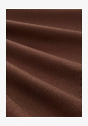 Tessuto marrone con una texture liscia, caratterizzato da sottili pieghe e grinze, che mette in mostra un colore ricco e profondo, privo di motivi o decorazioni.