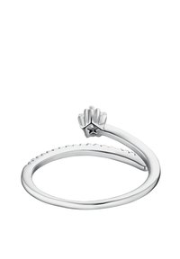 Anello d'argento con un design curvo, caratterizzato da un motivo a stella e piccoli gemme trasparenti nella parte superiore. Banda testurizzata con una finitura liscia.