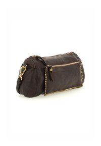 Borsa a busta in pelle marrone scuro con borchie dorate lungo la cucitura, dotata di chiusura con zip e tasca frontale con zip.