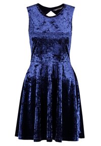 Niebieska aksamitna sukienka bez rękawów z dopasowaną górą, rozkloszowanym dołem i wycięciem na plecach. Gładka tekstura z błyszczącym wykończeniem.