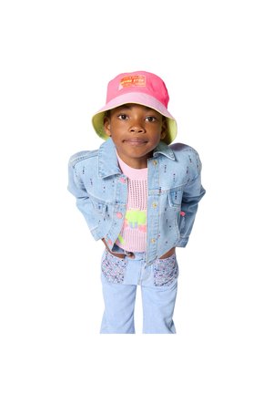 Παιδική ένδυση με ένα ανοιχτό μπλε τζιν μπουφάν με πολύχρωμες χάντρες, ένα ροζ και πράσινο καπέλο τύπου bucket και ένα ζωντανό πλεκτό τοπ.
