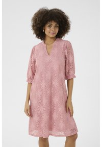 Rosa spetsklänning med v-ringning och ärmser som går till armbågen. Blommönster och vågig fålldetalj förhöjer designen.