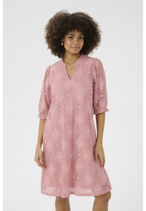 Rosa spetsklänning med v-ringning och ärmser som går till armbågen. Blommönster och vågig fålldetalj förhöjer designen.