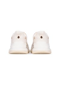 Baskets de sport beiges avec une finition texturée, bout arrondi, col rembourré et semelle chunky blanche contrastante. Présente un accent métallique sur le talon.