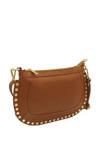 Sac à main en cuir brun avec des clous dorés sur le côté, fermeture éclair en haut et une bandoulière amovible. Texture lisse et forme arrondie.