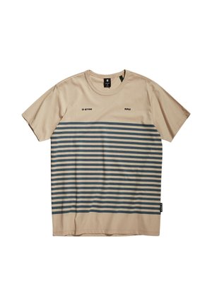 Camiseta de algodón beige con un patrón de rayas horizontales en verde oscuro y beige claro. Incluye el logo 'G-Star RAW' en negro encima de las rayas.