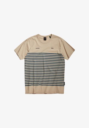 Beige katoenen T-shirt met een horizontaal gestreept patroon in donkergroen en lichtbeige. Boven de strepen staat het 'G-Star RAW' logo in zwart.