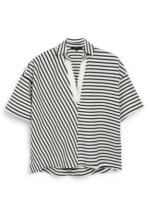 Koszula z krótkim rękawem w czarno-białe paski pionowe i poziome w kontrastowych kolorach oraz kołnierz z dekoltem w kształcie litery V.