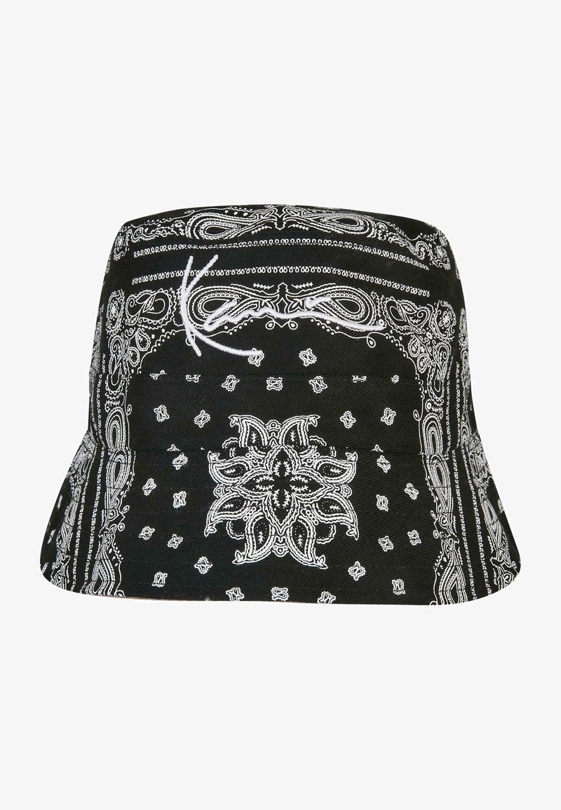 Juodas fabrinis šalmukas su baltu paisley raštu, turintis sudėtingus piešinius ir plačią, minkštą kraštą.
