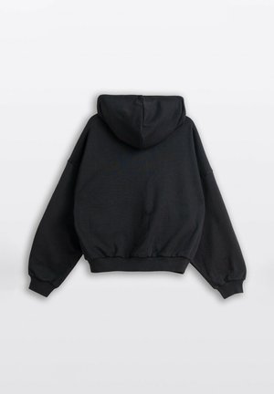 Czarna, oversize'owa bluza z kapturem z długimi rękawami, ze ściągaczami na mankietach i w pasie, pokazana od tyłu na jednolitym białym tle.