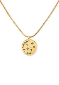 Collar en tono dorado con un colgante circular que presenta piedras brillantes multicolores dispuestas en un patrón de cuadrícula. Textura suave y acabado brillante.