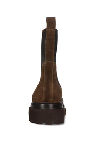 Bota de tobillo de ante marrón con paneles elásticos en los laterales, una lengüeta para tirar y una suela exterior resistente y texturizada, con detalles de costuras contrastantes.