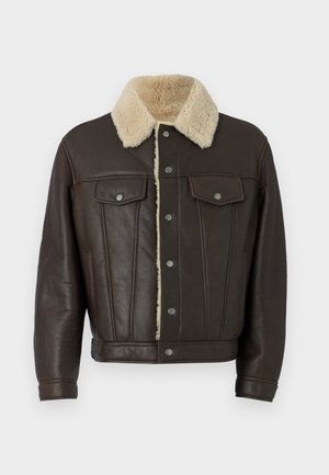 Ruskea nahkatakki, jossa on keinoturkiskaulus, kaksi rintataskua läpillä, hopeiset napit ja pystysaumayksityiskohdat.