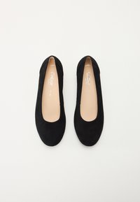 Bailarinas de ante negro con punta redondeada y diseño sin costuras. El interior presenta una plantilla de color beige claro. Sin hardware visible ni patrones.