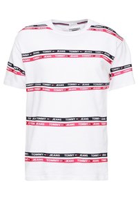 Vit bomull t-shirt med horisontella ränder i svart, rosa och röd text som står "TOMMY JEANS." Korta ärmar med en avslappnad passform.