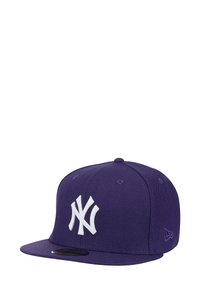 Lila New York Yankees-Cap mit flachem Schirm, weißem besticktem Logo und atmungsaktiven Ösen. Hergestellt aus strapazierfähigem Stoff mit strukturiertem Sitz.