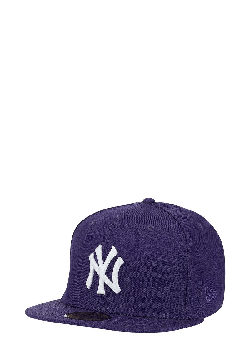Lila New York Yankees-Cap mit flachem Schirm, weißem besticktem Logo und atmungsaktiven Ösen. Hergestellt aus strapazierfähigem Stoff mit strukturiertem Sitz.