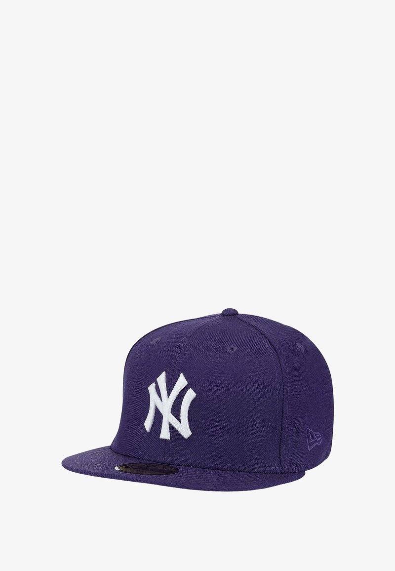 Lila New York Yankees-Cap mit flachem Schirm, weißem besticktem Logo und atmungsaktiven Ösen. Hergestellt aus strapazierfähigem Stoff mit strukturiertem Sitz.