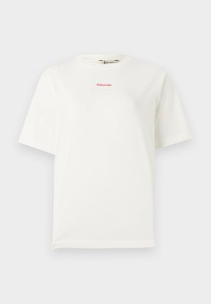Hvit bomulls t-skjorte med korte ermer, rund hals, med en liten rød "Holzweiler"-logo fremtredende på brystet.