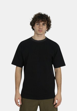 T-shirt nero a maniche corte realizzato in cotone. Presenta un colletto a costine e un dettaglio logo discreto sul davanti. Vestibilità comoda e texture morbida.