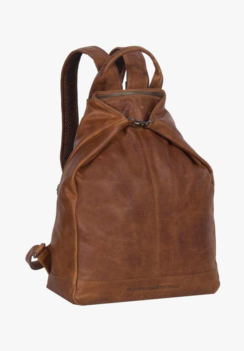 Zaino in pelle marrone con un design unico a pieghe, chiusura con zip e spallacci regolabili. Superficie testurizzata con leggere impronte.