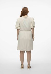 Vero Moda Curve VMSINA KURZES  - Vestido informal - birch