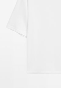 Weißes kurzärmliges Baumwoll-T-Shirt mit entspannter Passform, runder Ausschnitt und glatter, weicher Textur. Keine Muster oder Akzente.