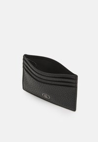 Svart läderkortfodral med en texturerad yta, utrustad med fyra kortfickor och en logotypdetalj på framsidan. Minimalistisk design, slank form.